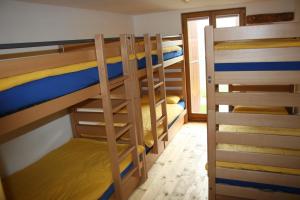 Cette chambre comprend plusieurs lits superposés. dans l'établissement Agri Scinghiöra, à Brontallo