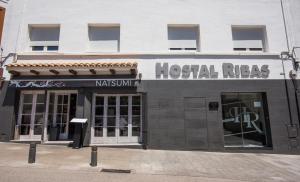 Exteriér alebo vchod do ubytovania Hostal Ribas