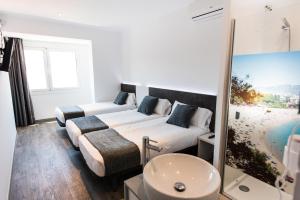 Posteľ alebo postele v izbe v ubytovaní Hostal Ribas