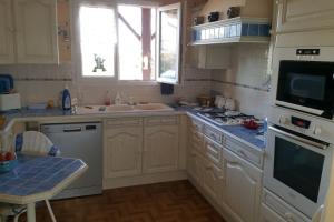 eine Küche mit Spüle und Herd oberen Backofen in der Unterkunft Grande maison a hiers brouage (proche ile oleron) in Hiers-Brouage