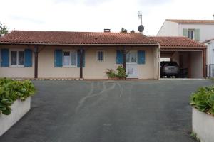 ein Haus mit einem Parkplatz davor in der Unterkunft Grande maison a hiers brouage (proche ile oleron) in Hiers-Brouage + 2 Fotos