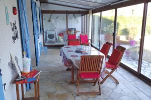 ein Esszimmer mit einem Tisch und roten Stühlen in der Unterkunft Grande maison a hiers brouage (proche ile oleron) in Hiers-Brouage