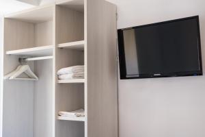 Televízia a/alebo spoločenská miestnosť v ubytovaní Hostal Ribas
