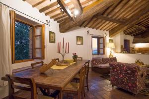 een woonkamer met een houten tafel en stoelen bij Castello Di Proceno Albergo Diffuso In Dimora D'Epoca in Proceno