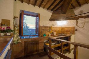 cocina con fregadero y ventana en Castello Di Proceno Albergo Diffuso In Dimora D'Epoca, en Proceno