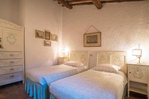 Postel nebo postele na pokoji v ubytování Castello Di Proceno Albergo Diffuso In Dimora D'Epoca