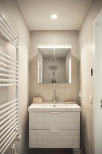 a bathroom with a sink and a mirror at Lavender Lodge in Achthuizen