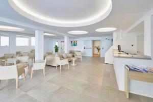 biuro z poczekalnią ze stołami i krzesłami w obiekcie Hotel Ilusion Moreyo - Adults Only w mieście Cala Bona +37 zdjęć
