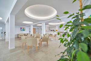 poczekalnia z krzesłami i stołami w budynku w obiekcie Hotel Ilusion Moreyo - Adults Only w mieście Cala Bona