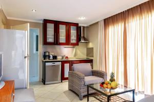 Ocean View Apartment Flounder at Den Laman في كراليندايك: مطبخ وغرفة معيشة مع طاولة وكرسي