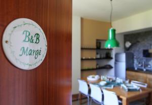 a sign that says big manage hanging on a wall at B&B Margè in Oltrona di San Mamette