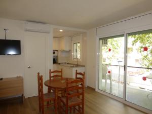 a kitchen and dining room with a table and chairs at Rentalmar Delfos Playa in Salou