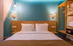 Rúm í herbergi á Gladius Inn Boutique Hotel by DNT Group
