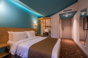Rúm í herbergi á Gladius Inn Boutique Hotel by DNT Group