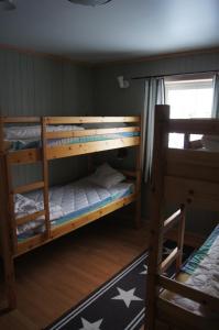 two bunk beds in a room with a window at Brostigen 8, Vemdalsskalet in Vemdalen