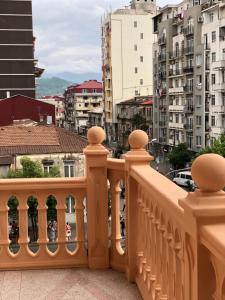 uma varanda com vista para a cidade em Hotel Tao em Batumi