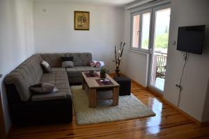 un salon avec un canapé et une table dans l'établissement Apartman Vesna, à Višegrad