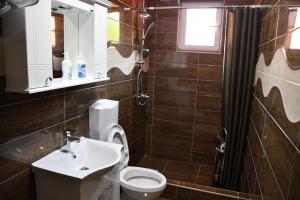 une salle de bains avec toilettes et lavabo dans l'établissement Apartman Vesna, à Višegrad 28 autres photos