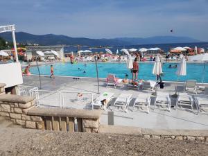une grande piscine avec des gens dans l'eau dans l'établissement LIGHTHOUSE, à Novi Vinodolski