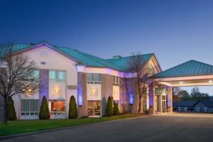 a large house with a green roof at Days Inn by Wyndham Montmagny in Montmagny