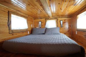 Tiny House Leadville Colorado客房内的一张或多张床位