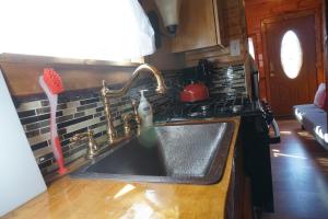 Tiny House Leadville Colorado的厨房或小厨房