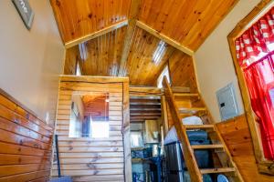 Tiny House Leadville Colorado客房内的一张或多张双层床