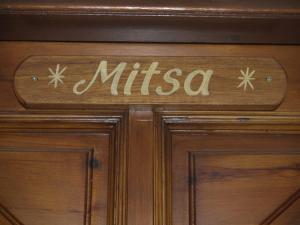 drewniane drzwi ze słowem Mitzsa w obiekcie Mitsa w mieście Skiatos