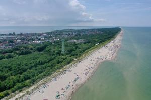 an aerial view of a beach with crowds of people at PrzystańTu in Jastarnia