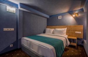 Rúm í herbergi á Gladius Inn Boutique Hotel by DNT Group