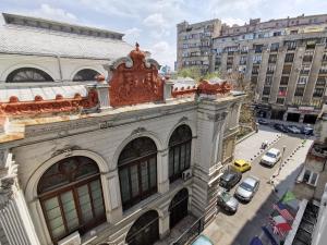 una vista aérea de un edificio con coches aparcados en una calle en Old Town Superior Apartment by MRG, en Bucarest