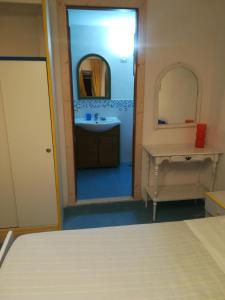 y baño con lavabo y espejo. en Stella di Mare, en Santa Maria di Castellabate