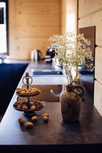 einen Tisch mit einer Vase und einem Teller Kekse in der Unterkunft Belle Maison in Polanica-Zdrój