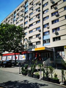 a large building with a parking lot in front of it at Sudului 810 by MRG Apartments - Spitalul Bagdasar - Spitalul Obregia in Bucharest