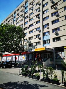 ブカレストにあるSudului 810 by MRG Apartments - Spitalul Bagdasar - Spitalul Obregiaの大きな建物