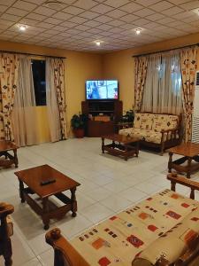 TV a/nebo společenská místnost v ubytování Titania Hotel Karpathos + 15 fotografií