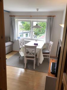 comedor con mesa, sillas y ventana en Apartment 1 oder 2, en Wyk auf Föhr