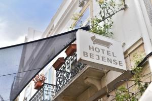 un panneau d'hôtel sur le côté d'un bâtiment dans l'établissement Hotel Bejense, à Beja