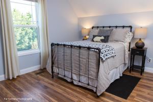una camera da letto con un letto e una finestra di Mama Bears Blue Bungalow ad Asheville