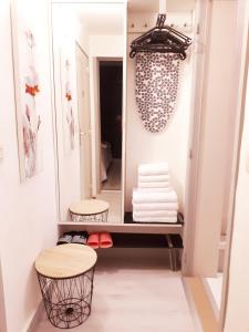 een kleedkamer met 2 krukken en een spiegel bij Residentie Ruytingen in Oostende