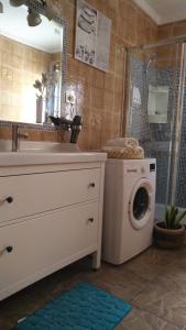 a bathroom with a sink and a washing machine at Dailos' Home in Puerto de Mogán