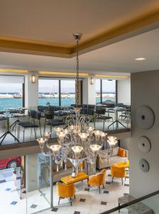 una sala da pranzo con vista sull'oceano di Pantheon City Hotel a Gythio