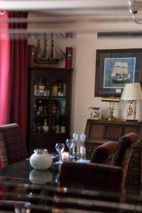 アラプールにあるLadysmith Guest Houseのテーブルと椅子のあるダイニングルーム +27枚の写真