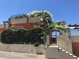 un bâtiment avec un escalier fleuri dans l'établissement casa norvegese, à Pizzo