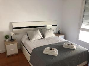Posteľ alebo postele v izbe v ubytovaní Apartamento Malagueta 1 Linea playa centro Malaga