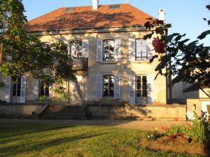 ein altes weißes Haus mit rotem Dach in der Unterkunft Le Clos des Roseaux in Chorey-lès-Beaune