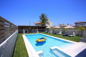 una piscina con un barco de juguete en el patio trasero en Villa Elpida, Kokkini Hani, en Kokkíni Khánion