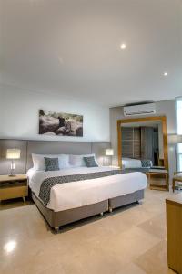 מיטה או מיטות בחדר ב-Grand Marina Suites Santa Marta