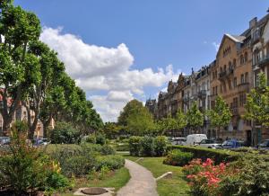 メスにあるAppartement du Pompidouの建物のある都市の公園内の散歩道