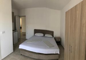 Un pat sau paturi într-o cameră la Ulcin Relax Apartments & Rooms